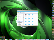 Window Maker WMaker green + Lxpanel no Linux Mint 17
